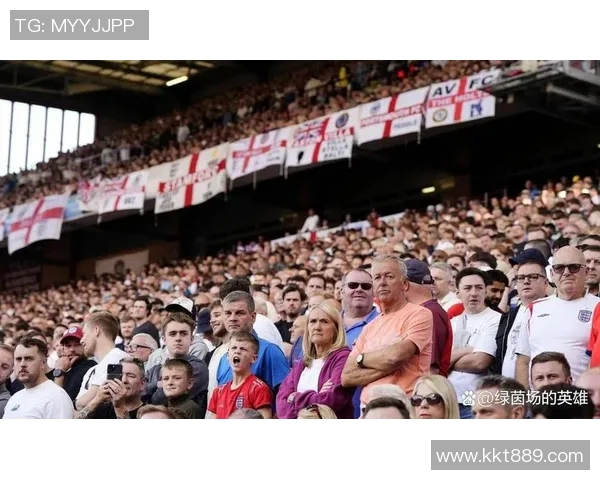 街头偶遇足球明星外国球迷的惊喜与欢呼瞬间