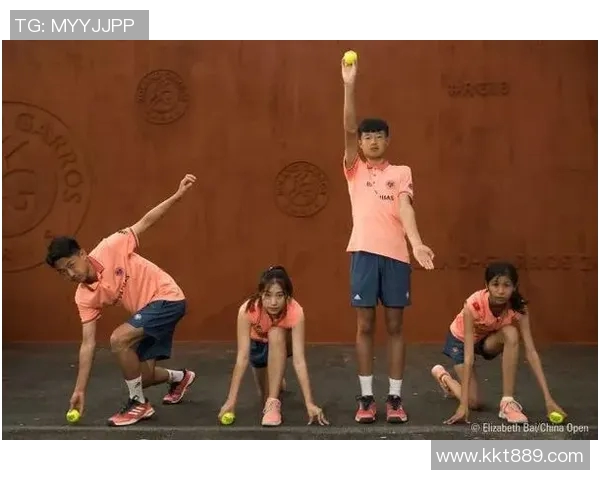 足球明星的孩子们化身小球童在赛场上追逐梦想的精彩瞬间